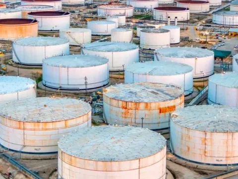 Mỗi ngày rút gần 1 triệu thùng dầu khỏi thị trường toàn cầu trong khi nhiều 'ông lớn' ngừng mua dầu Nga: Láng giềng Việt Nam đang có mục đích gì?