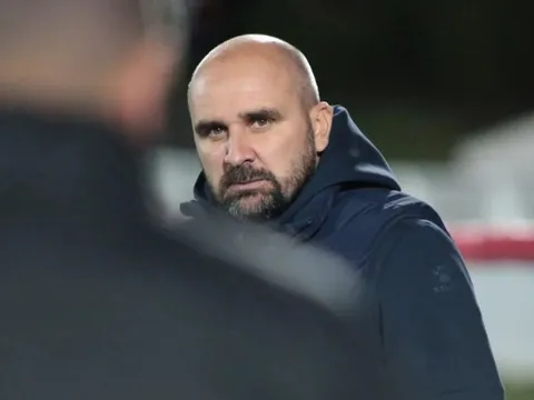 HLV 44 tuổi đột tử khi trận đấu đang diễn ra