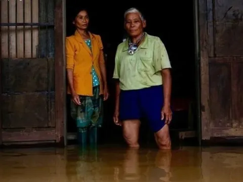 Dân ‘rốn lũ’ ở Huế 1 tuần 3 lần chạy lụt: 'Chúng tôi kiệt sức rồi'