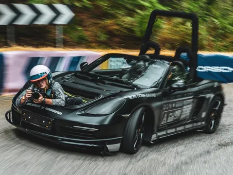 Porsche Boxster 'hóa thân' thành xe quay phim độc đáo