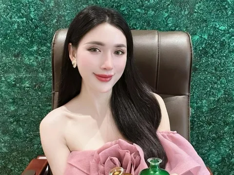 Động thái bất ngờ của Ngân Collagen