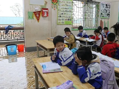 UNIQLO Việt Nam hỗ trợ gần 1 tỷ đồng giúp trường học sau bão lũ