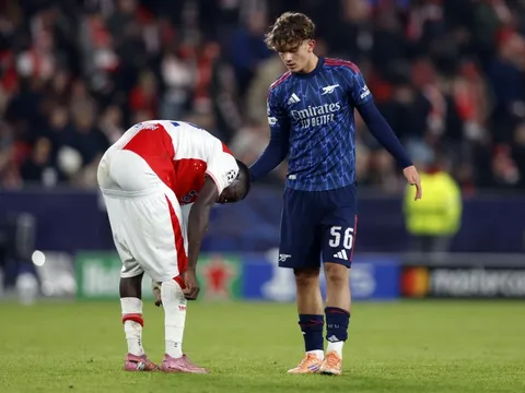 Thần đồng Arsenal đi vào lịch sử Champions League