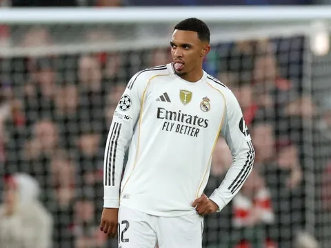 Alexander-Arnold bị CĐV Liverpool la ó