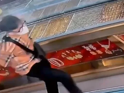 Clip 40 giây ghi lại cảnh tiệm vàng ở phường An Phú, TP HCM bị cướp