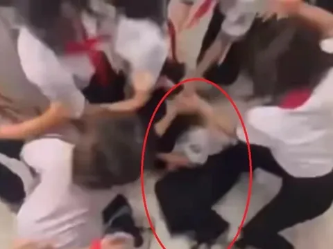 Xôn xao clip nữ sinh bị nhóm bạn vây đánh trong nhà vệ sinh trường học ở TPHCM