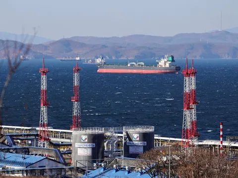 Nga bị 3 khách hàng lớn nhất 'quay lưng', doanh số bán dầu giảm kỷ lục, gần 400 triệu thùng lênh đênh trên biển chưa có ai mua