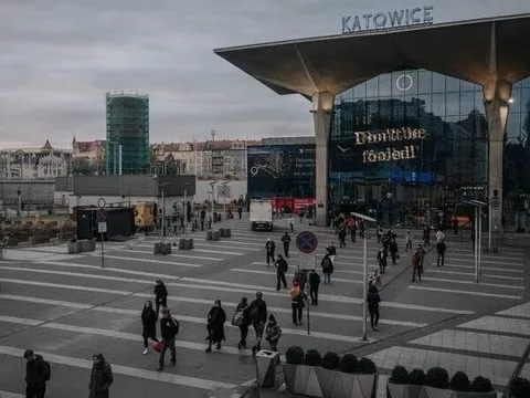 Vươn lên từ ‘đổ nát’ và lạm phát 900%, nền kinh tế nghìn tỷ USD của EU đối mặt thách thức mới sau hơn 3 thập kỷ