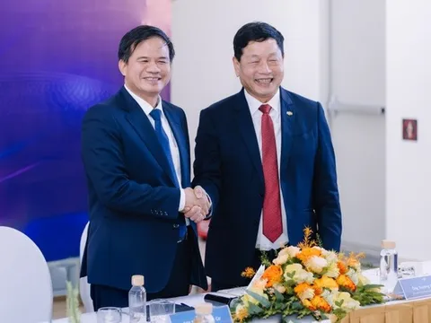 Giám đốc Bệnh viện Bạch Mai kể về cảnh ký một tạ giấy mỗi ngày