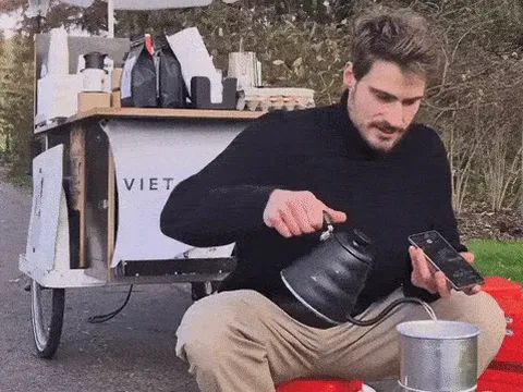 Anh Tây ngồi ghế nhựa, bán cà phê phin pha trên vỉa hè giữa trời Âu