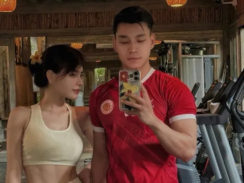 Văn Thanh khoe cơ bắp cùng bạn gái 'hot girl phòng gym'