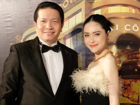 Vợ chồng Đoàn Di Băng khoe siêu xe, biệt thự 400 tỷ trước bê bối