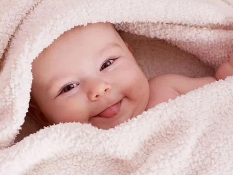 Loạt phản xạ cực đáng yêu ở trẻ sơ sinh cha mẹ sẽ tiếc nuối nếu bỏ lỡ