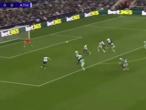 Siêu phẩm bằng đầu gây sốt ở Champions League