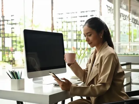 Người trẻ làm chủ đường đua mua vé Tết