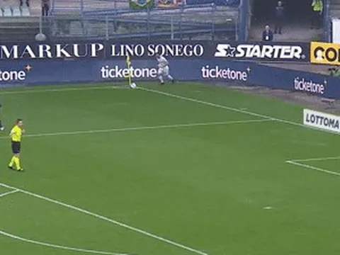 Pha bóng 'triệu view' ngỡ như trong sách giáo khoa