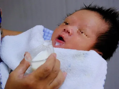 Bác sĩ Bệnh viện Từ Dũ: Không thể xem sữa mẹ là dạng thực phẩm đơn thuần