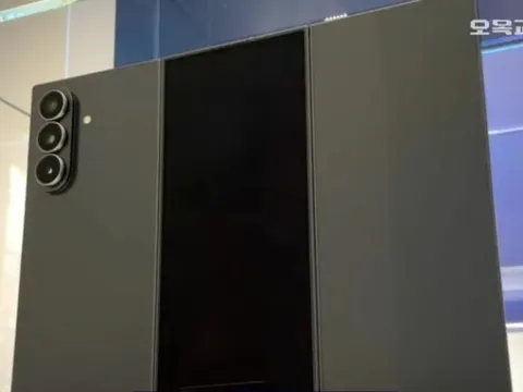 Cận cảnh smartphone gập ba mới của Samsung