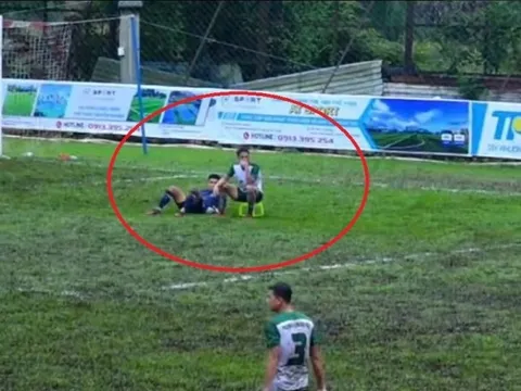 Cầu thủ mang ghế ra sân ngồi ở giải hạng ba Quốc gia