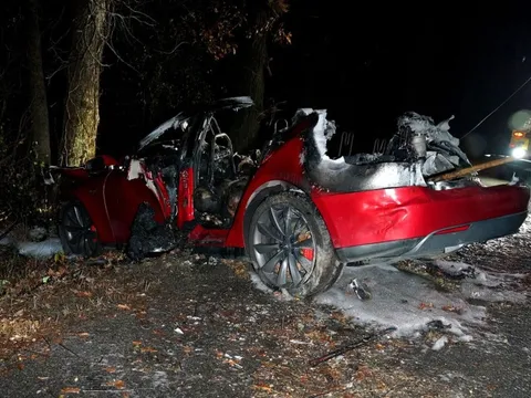 Tesla lại bị kiện