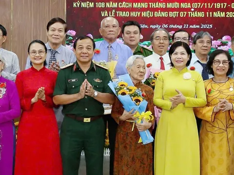 Phường Cầu Kiệu, TP.HCM trao Huy hiệu Đảng cho 30 đảng viên đợt 7-11