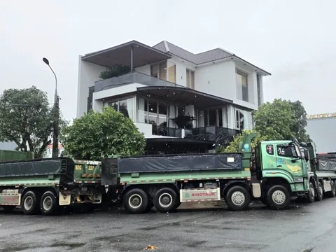 Đậu 7 xe tải 16 tấn quanh nhà chống bão số 13 Kalmaegi