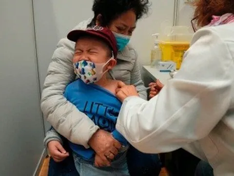 Những sai lầm cha mẹ dễ mắc khi đưa con đi tiêm