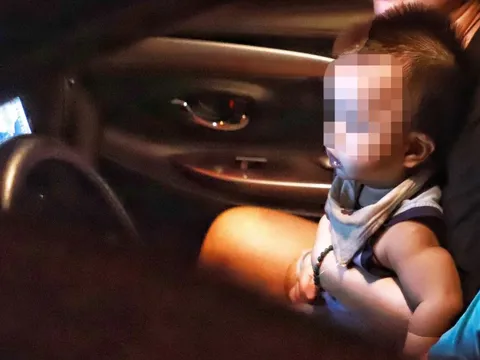 Chở trẻ em trên ô tô phải lắp ghế an toàn, không được ngồi hàng trước