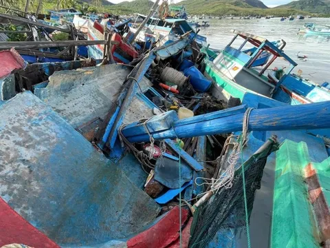 Cảnh xơ xác, tàu bè bị sóng đánh nát ở Đắk Lắk sau bão số 13 Kalmaegi