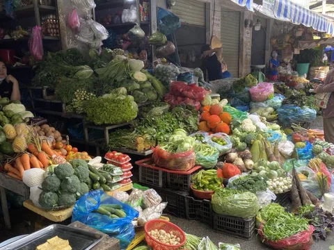 Giá rau củ tăng mạnh sau bão