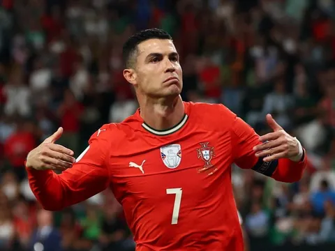 Ronaldo mua lại MU?