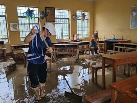 Sau bão Kalmaegi, người dân và giáo viên 'đánh vật' với bùn non, rác rến