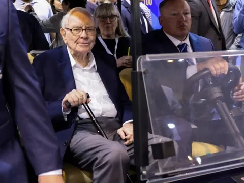 Warren Buffett cảnh báo: Không phải tôi!