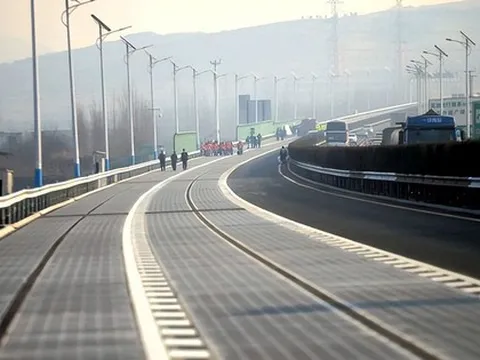 Chỉ có thể là Trung Quốc: Đường cao tốc tạo ra điện, phương Tây cũng phải thốt lên "đáng kinh ngạc"