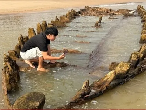 Cận cảnh tàu cổ 'lộ thiên' ven bờ biển Hội An sau mưa bão