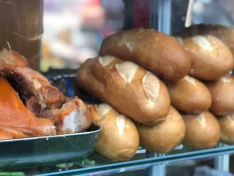 40 người nghi ngộ độc sau ăn bánh mì ở TPHCM hiện ra sao?