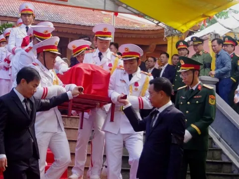 Truy điệu, an táng nhiều hài cốt liệt sĩ tại hang Tám Cô