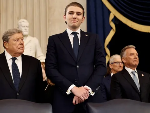 Hé lộ khối tài sản của con trai út ông Trump