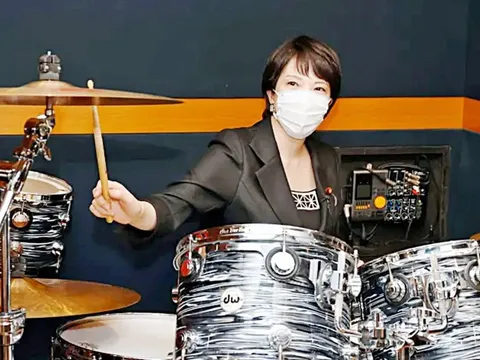 Nữ thủ tướng mê rock của Nhật Bản