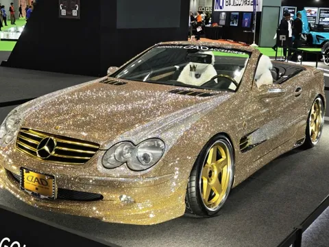 Xe sang Mercedes-Benz đính hơn 300.000 viên pha lê trông thế nào?