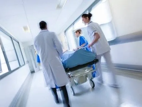 Nam sinh 13 tuổi ở TPHCM nguy kịch vì ngã từ tầng 3 trường học