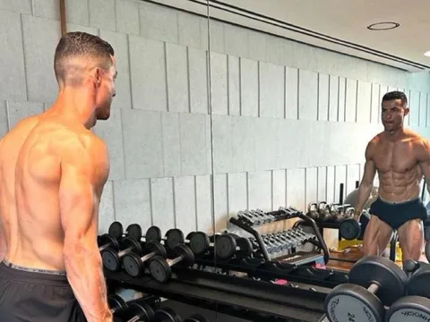 Cơ bắp kinh ngạc của Ronaldo