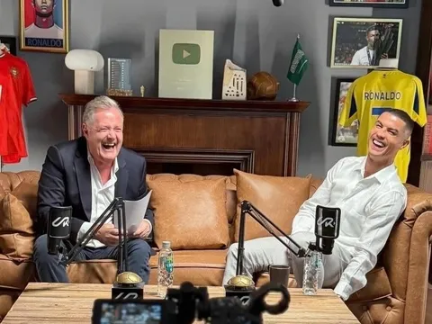 'Liên hoàn kế' để Ronaldo góp tay thâu tóm Man Utd