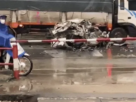 Tài xế lồm cồm bò ra từ chiếc ôtô bị tông nát bét gây kinh ngạc