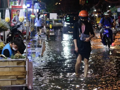Triều cường đạt đỉnh, người dân TP.HCM vật vã giữa biển nước