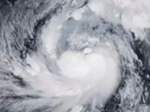 Bão Phượng Hoàng có thể gây ra "đại hồng thuỷ" bao phủ cả quốc gia: Ảnh vệ tinh cho thấy phạm vi ảnh hưởng khổng lồ