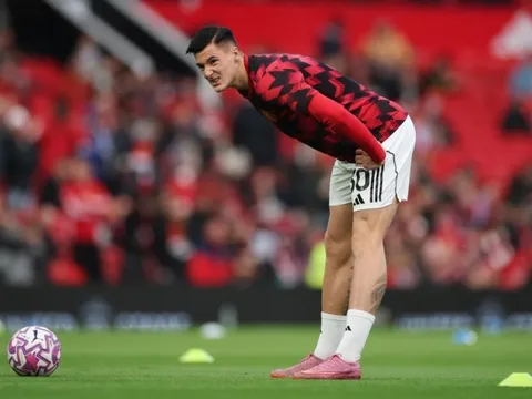 Cái ôm đầu của Mount với Sesko