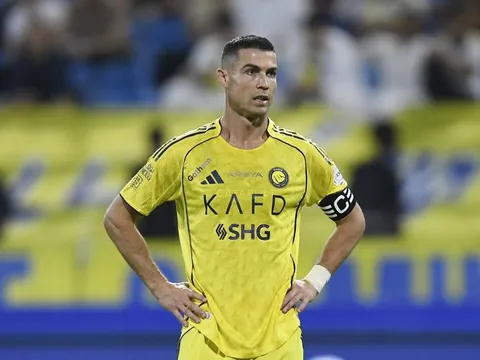 Ronaldo buông lời mỉa mai trọng tài
