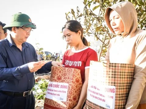 Phó thủ tướng Hồ Quốc Dũng trao kinh phí giúp người dân bị sập nhà trong bão Kalmaegi