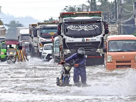 Philippines sơ tán hơn 100.000 người, hủy 300 chuyến bay do bão Phượng Hoàng